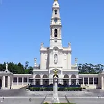 300 Metros Do Santuario De T4 דירה