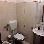 300 Metros Do Santuario De T4 דירה *